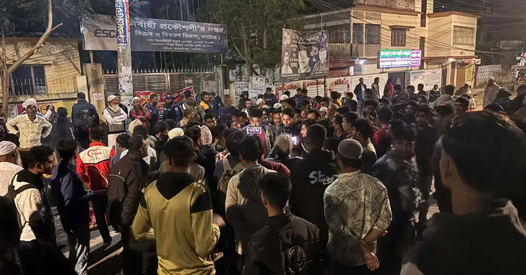 নাটোরে সড়ক অবরোধ